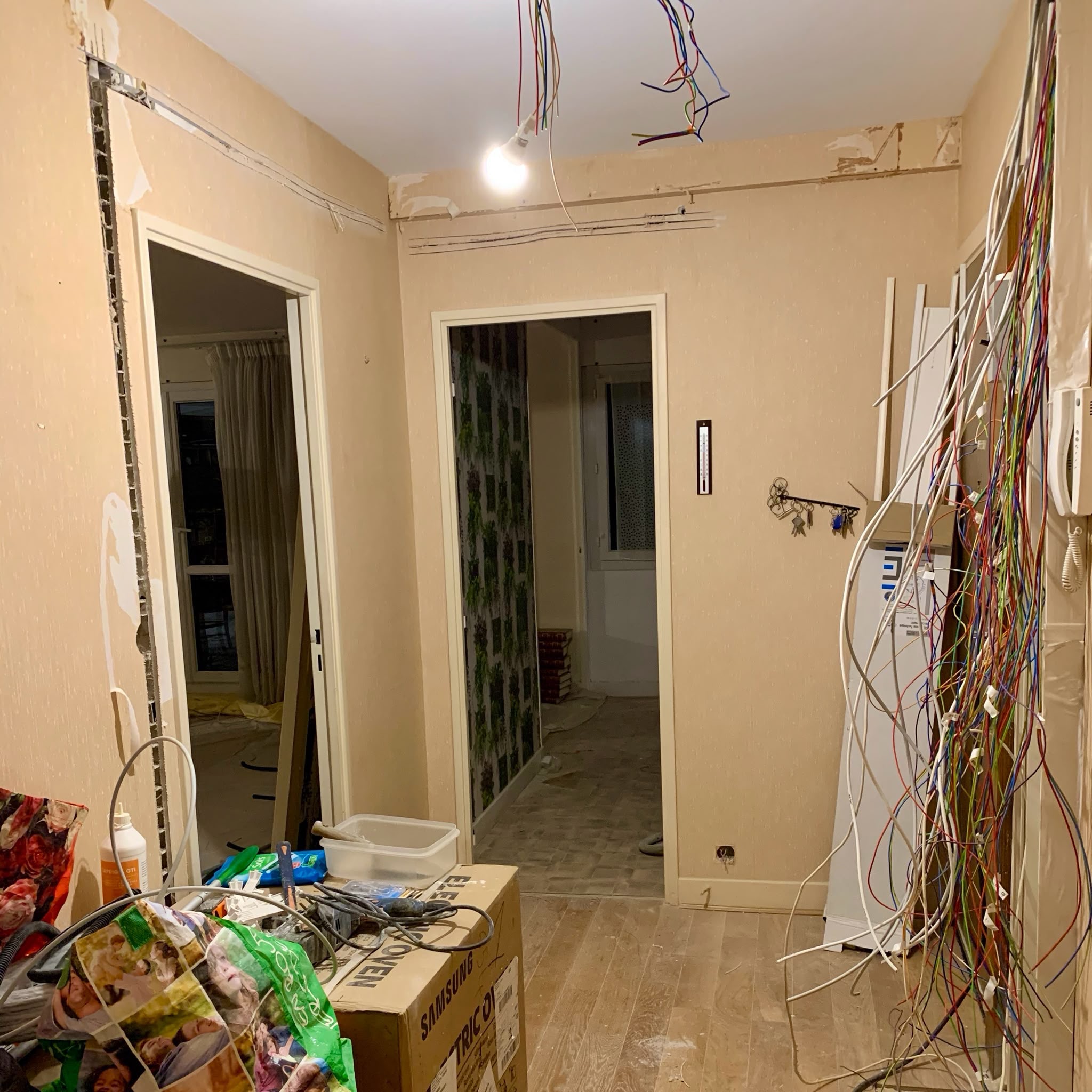 Couloir en travaux avec câbles électriques en attente