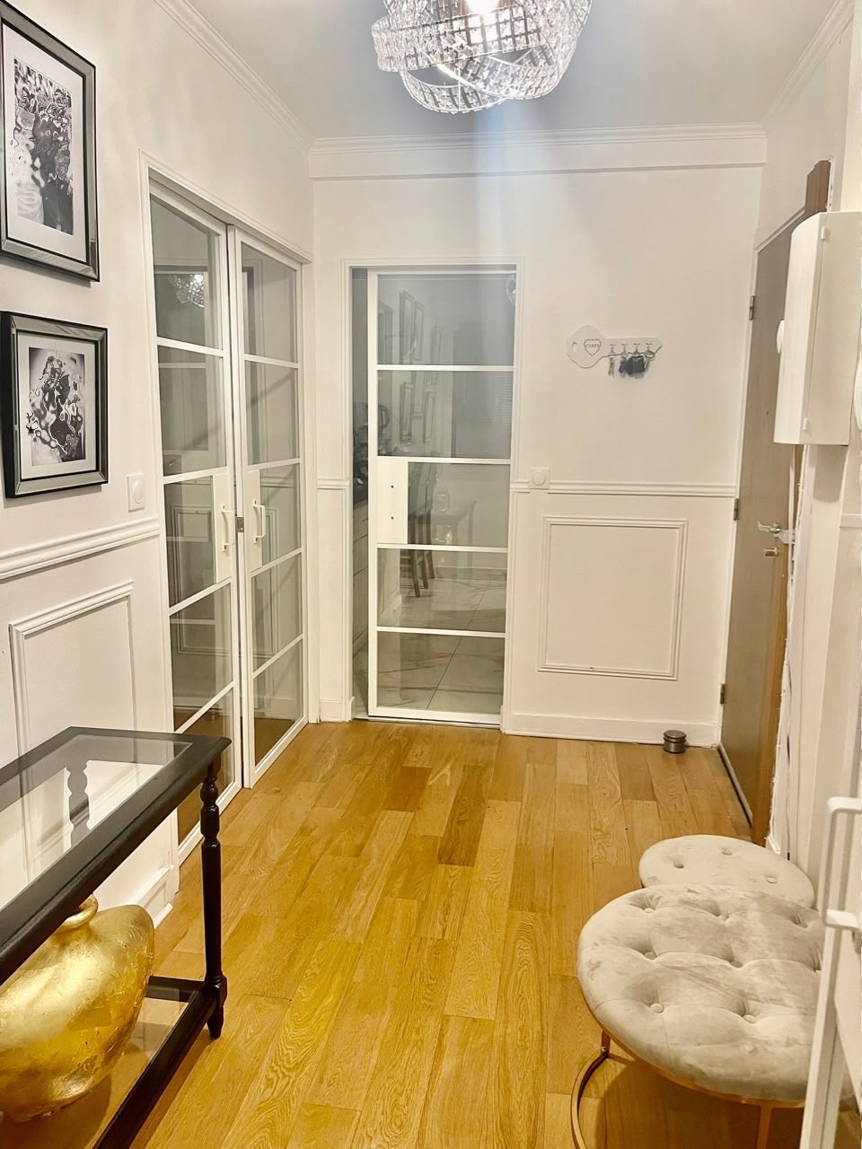 Entrée intérieure rénovée avec portes vitrées et parquet