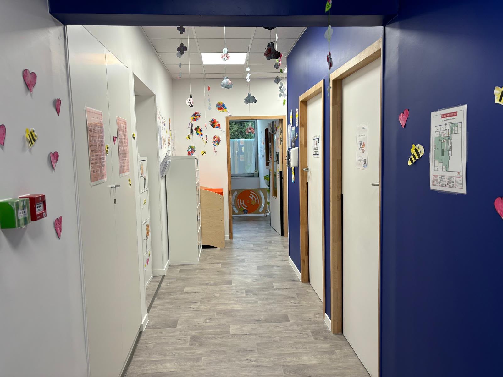 Couloir professionnel avec éclairage intégré et portes de chaque côté