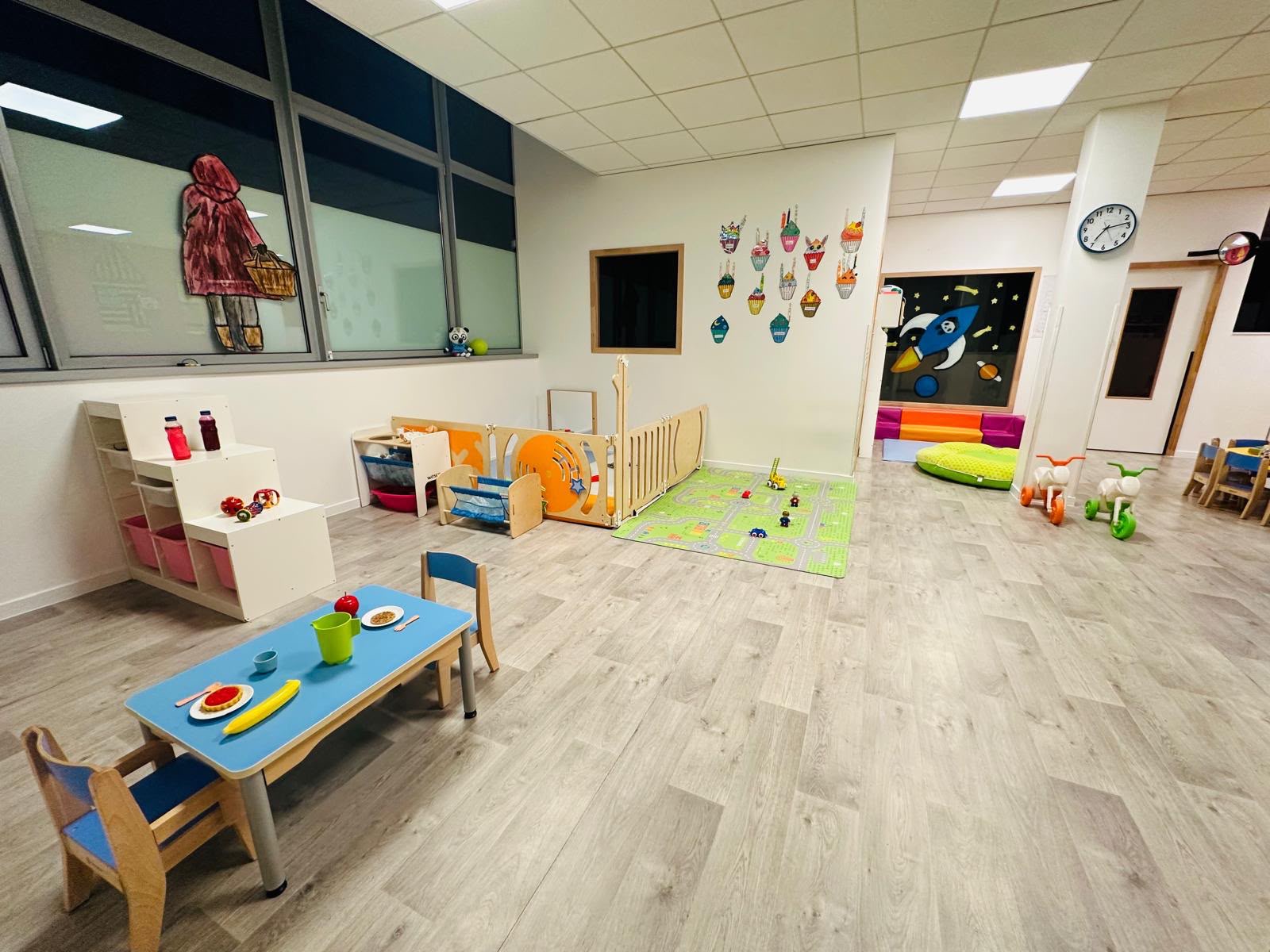 Vue d’un espace d’accueil aménagé avec mobilier et éclairage au plafond