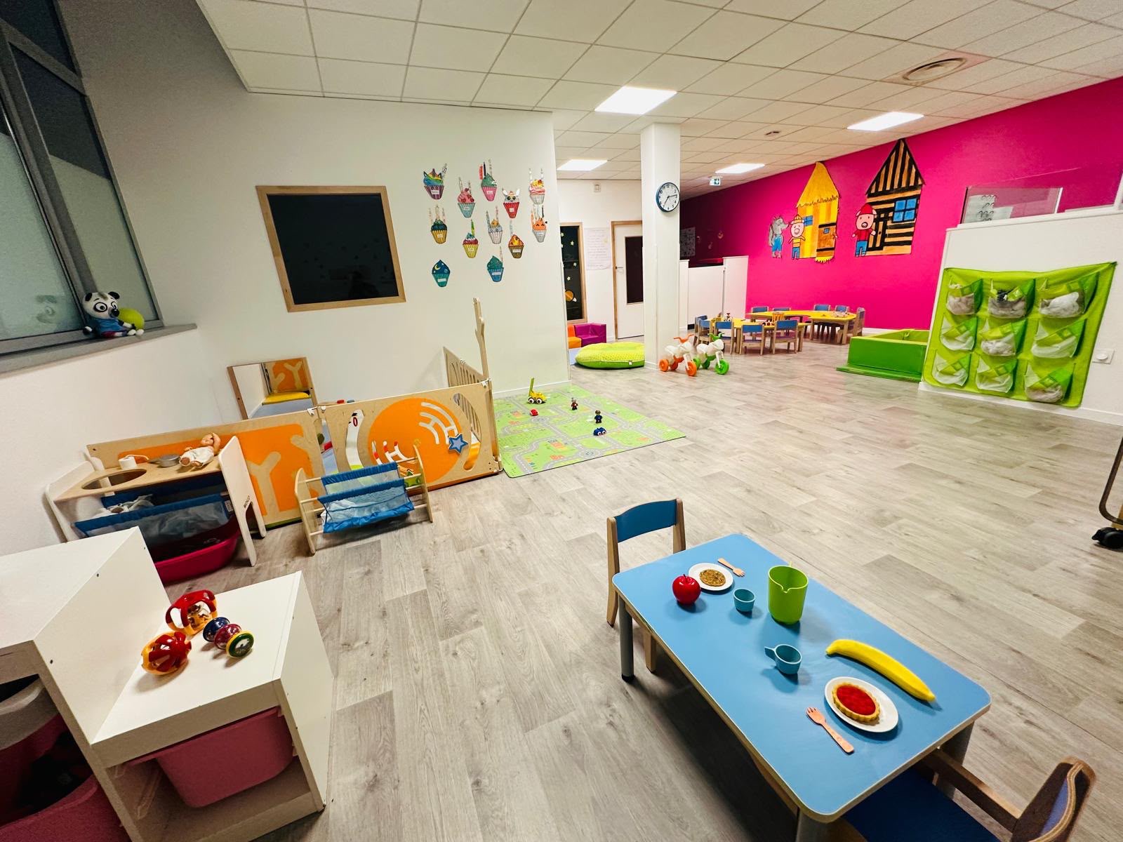 Salle aménagée avec tables, mobilier et plafonniers