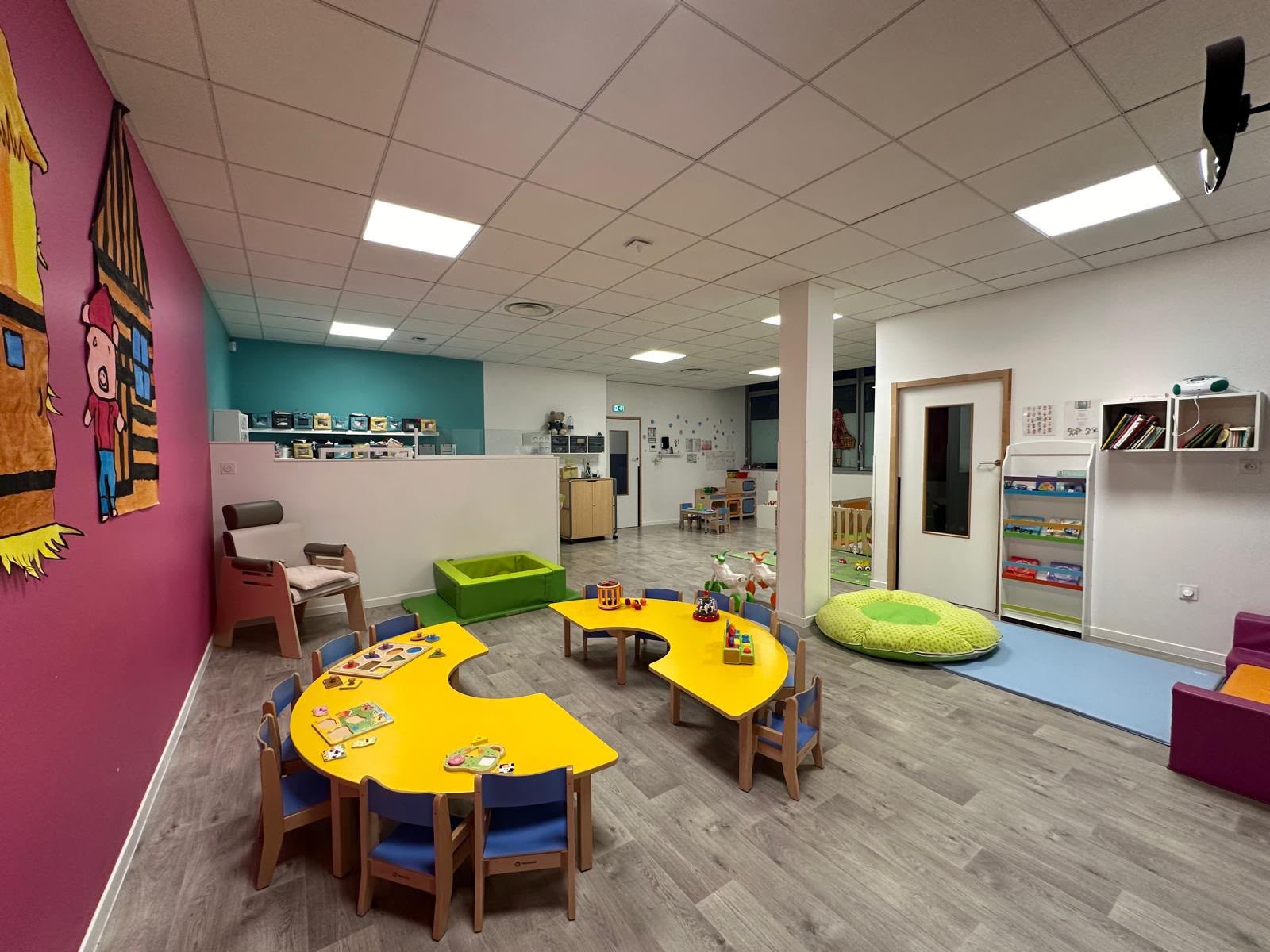 Salle intérieure aménagée avec éclairage au plafond